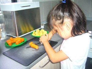 kids help in the kitchen, how kids can cook, preschoolers help in kitchen, 